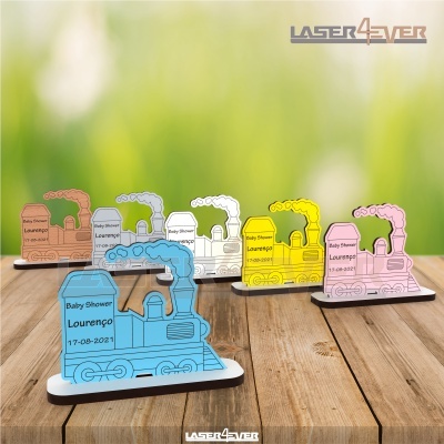 Réplicas coloridas de trens em madeira com texto Baby Shower Lourenço 17-08-2021