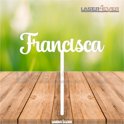 Topo para bolo branco com o nome 'Francisca' em letra cursiva sobre mesa de madeira clara