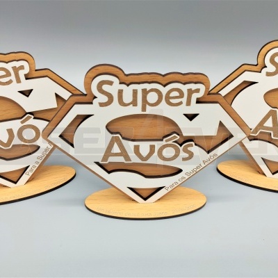 Trofeus de madeira com texto 'Super Avós' sobre base oval