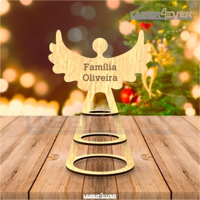 Anjo decorativo em madeira com texto Família Oliveira