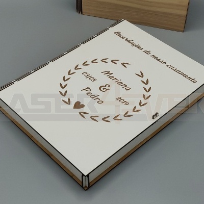 Caixa de madeira branca personalizada para casamento com texto em castanho