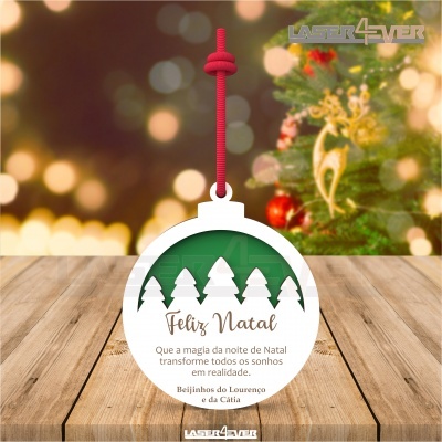 Etiqueta de Natal branca com texto em português e ilustrações de árvores verdes pendurada por cordão vermelho