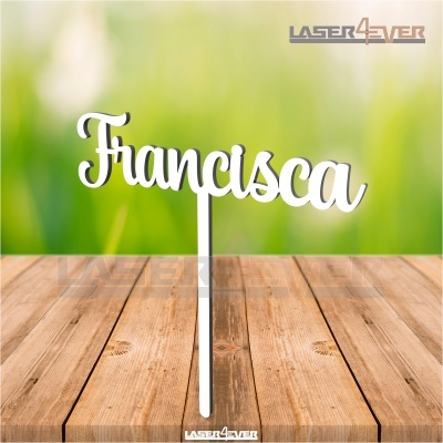 Topo de bolo acrílico branco com texto 'Francisca' em superfície de madeira