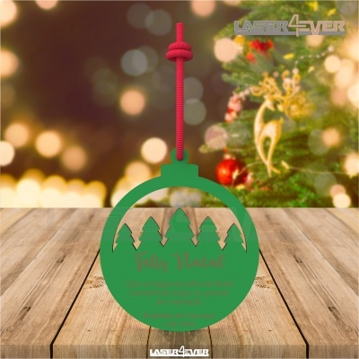 Ornamento de Natal redondo verde com árvores recortadas e cordão vermelho