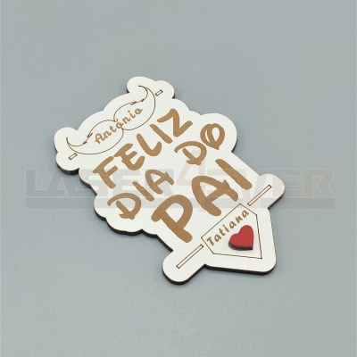 Pin de madeira com mensagem Feliz Dia do Pai e nomes Antonio e Tatiana