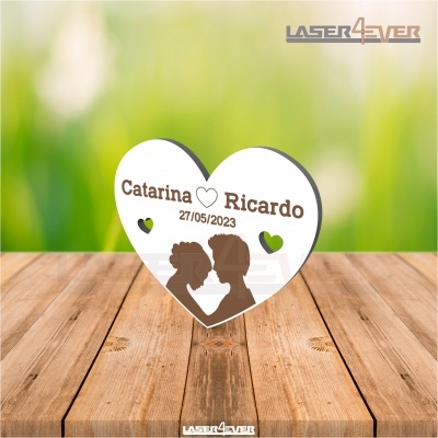 Decoração coração branco com texto Catarina e Ricardo e casal em silhueta castanha