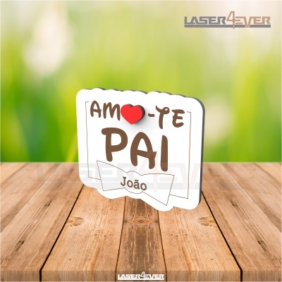 Placa acrílica decorativa 'AMO-TE PAI' com coração vermelho e nome João