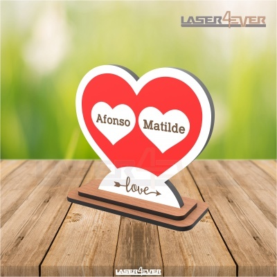 Estatueta de madeira com corações e nomes Afonso e Matilde