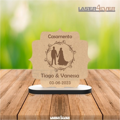 Placa de madeira para casamento com nomes Tiago & Vanessa e data 03-06-2023