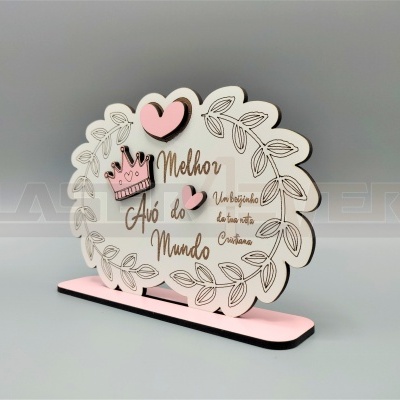 Plaquinha decorativa de madeira com texto e elementos em rosa e preto