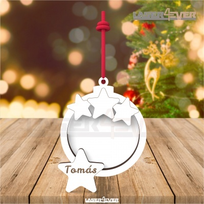 Enfeite de Natal branco com estrelas e nome Tomás pendurado com cordão vermelho