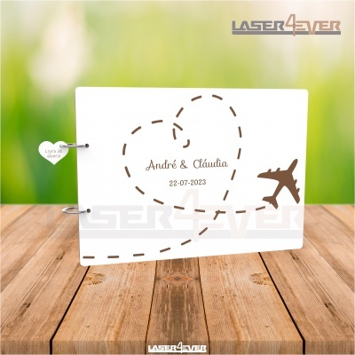 Álbum de casamento branco com decoração em madeira e texto personalizado