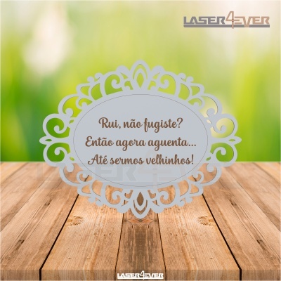 Placa decorativa branca com padrão rendado e texto impresso