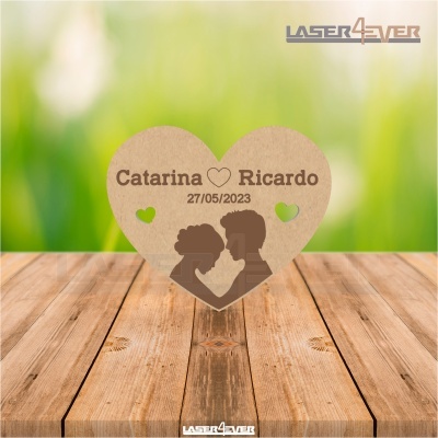 Produto decorativo em forma de coração com gravação a laser com nomes e data