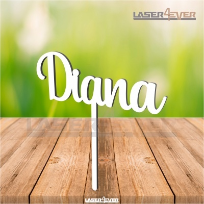 Objeto decorativo branco com a palavra 'Digna' em letra cursiva sobre mesa de madeira