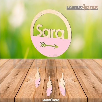 Enfeite pendente de madeira com o nome Sara e penas em rosa e madeira natural.