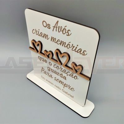 Placa decorativa de madeira branca com texto e corações em madeira
