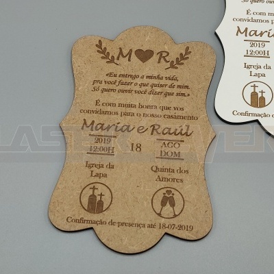 Convite de casamento em cortiça com texto gravado em português