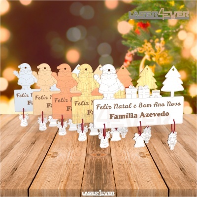 Enfeites de Natal de madeira brancos com placas personalizadas e motivos festivos