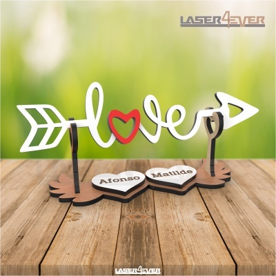 Objeto decorativo em forma de palavra 'love' com coração e nomes Afonso e Matilde