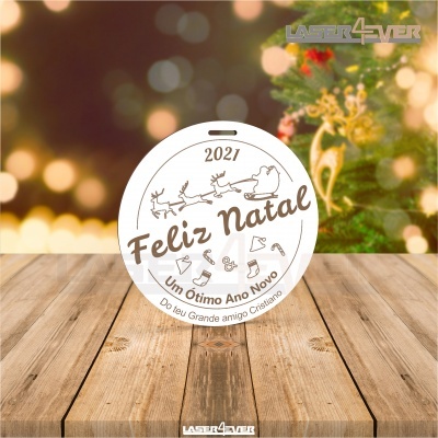 Gráfico de Natal redondo com texto e ilustrações sobre superfície de madeira e fundo festivo.