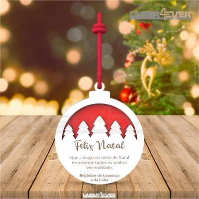 Enfeite de Natal redondo com árvore e texto comemorativo, pendurado em cordão vermelho