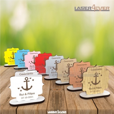 Marcadores de mesa para casamento em acrílico e madeira com texto e âncora em várias cores