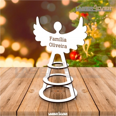 Escultura anjo branco com texto Família Oliveira em mesa de madeira e fundo desfocado natalício