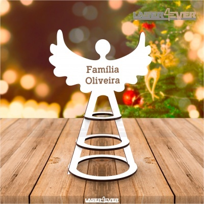 Ornamento anjo branco com texto Família Oliveira sobre madeira e fundo festivo desfocado