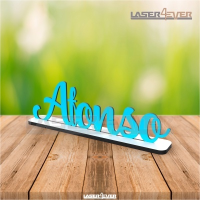 Nome Afonso acrílico azul claro sobre base branca e preta em mesa de madeira