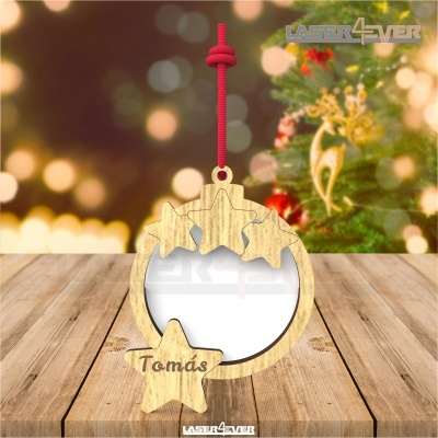 Enfeite de Natal em madeira com estrelas e nome Tomás
