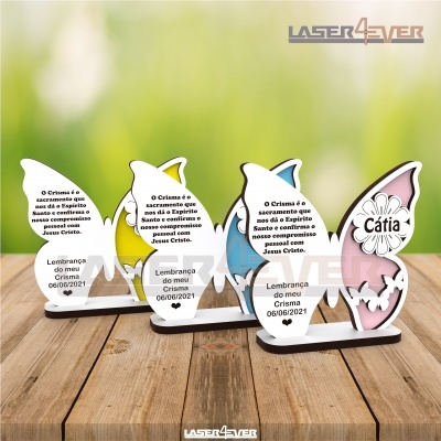 Três pombas decorativas em madeira com mensagens religiosas e datas, com uma delas personalizada com o nome 'Cátia'