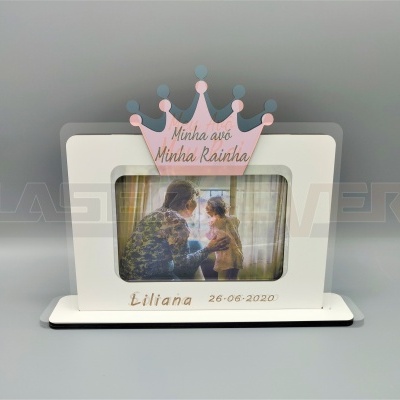 Moldura branca com coroa rosa e texto, com foto de avó e neta