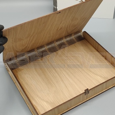 Caixa de madeira clara com tampa aberta e textura natural