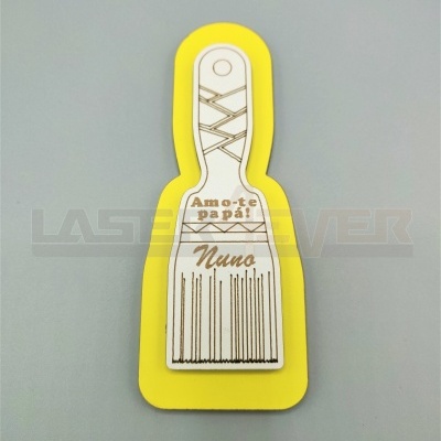 Pente de madeira gravado a laser com texto personalizado sobre fundo cinzento