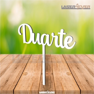 Decoração branca com nome Duarte em madeira clara e fundo verde desfocado
