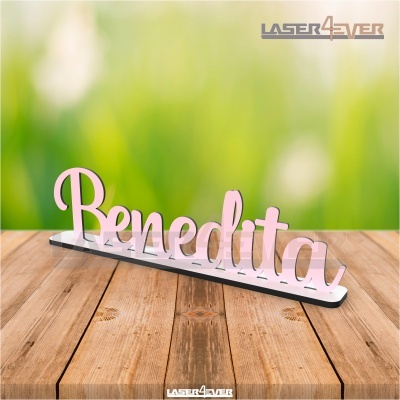 Placa decorativa em madeira com o nome Benedita em cor rosa sobre base branca e preta