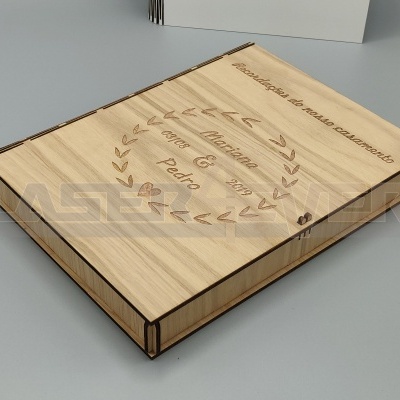 Caixa de madeira gravada a laser com texto e decoração