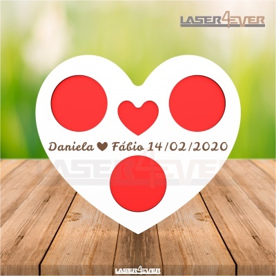 Suporte branco em forma de coração com recortes e texto decorativo para foto