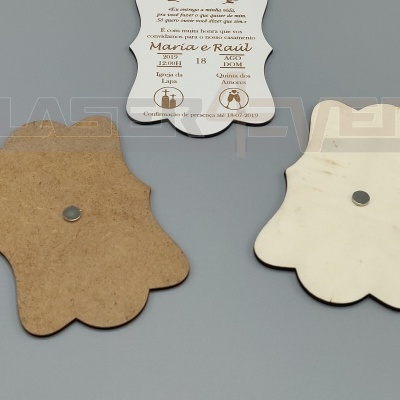 Suportes decorativos em madeira e mármore com cartão personalizado branco