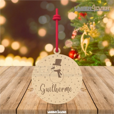 Ornamento de Natal redondo em madeira com desenho de boneco de neve e nome Guilherme