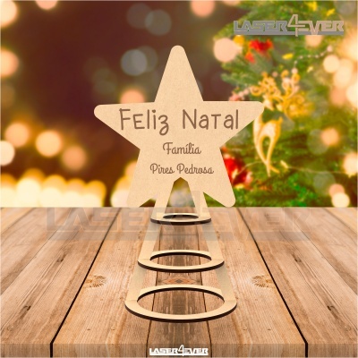 Estrela de madeira decorativa com mensagem de Natal em ambiente festivo