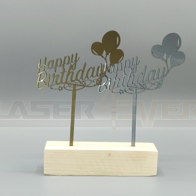 Decoração de aniversário com base de madeira e placas metálicas 'Happy Birthday'