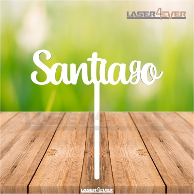 Suporte decorativo branco com nome Santiago sobre madeira