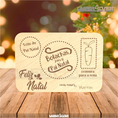 Tabuleiro de madeira com gravações natalícias para leite e bolachas para o Pai Natal e cenoura para a rena.