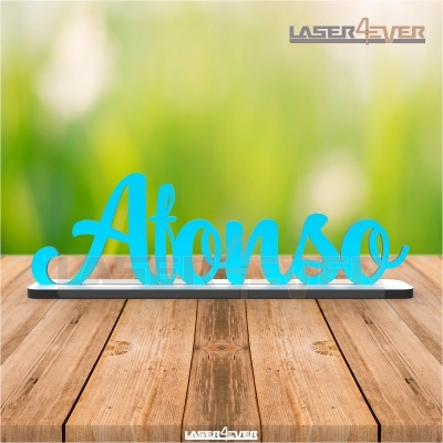 Nome 'Afonso' azul em acrílico com base branca sobre mesa de madeira