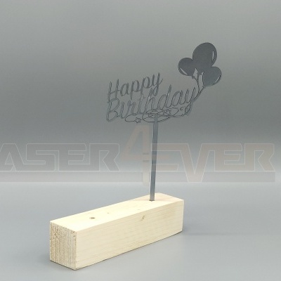 Suporte de madeira com placa decorativa 'Happy Birthday' e balões prateados