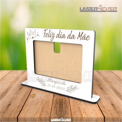 Porta-fotos MDF branco com base preta e inscrições a laser para o Dia da Mãe