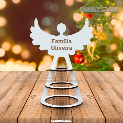 Anjo decorativo com texto 'Família Oliveira' em metal prateado numa mesa de madeira