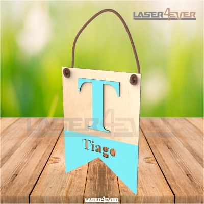 Placa decorativa de madeira azul e natural com letra T e nome Tiago